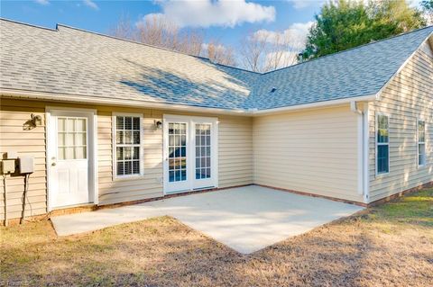 A home in Clemmons