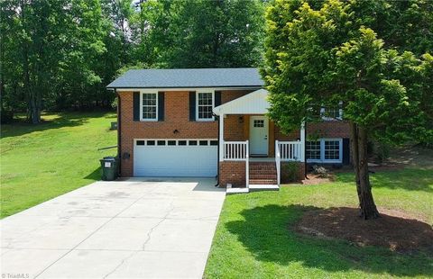 Homes For Sale - 117 Kingswood Place Drive<br/> Walnut Cove, NC 27052