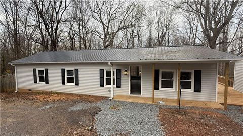 Mobile Home For Sale - 302 La Quinta Drive<br/> Davie County, Advance, NC 27006