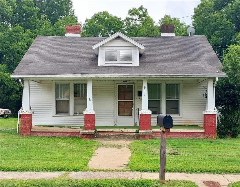 913 Lindsey Street, photo 1 of 11