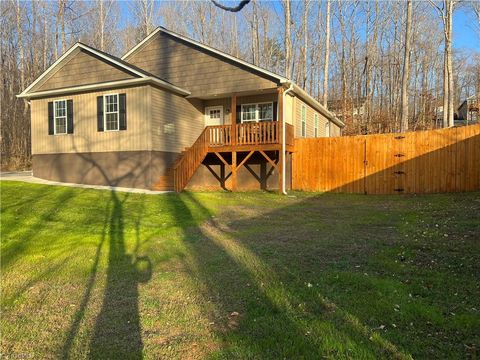 Homes For Sale - 555 Lake Drive 9<br/> Lexington, NC 27292