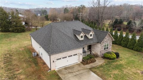 A home in Clemmons