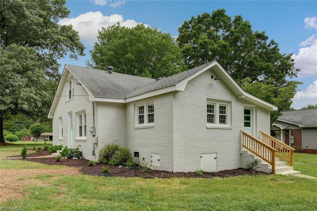 222 S Edgewood Road, Eden, North Carolina image 2