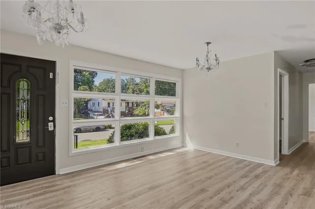 1602 Crystal Lane, photo 4 of 30