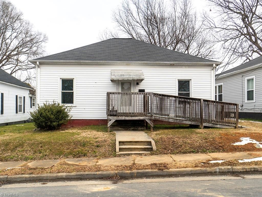 Photo of 608 Oak Street, Burlington, NC 27215 (MLS # 1208429)