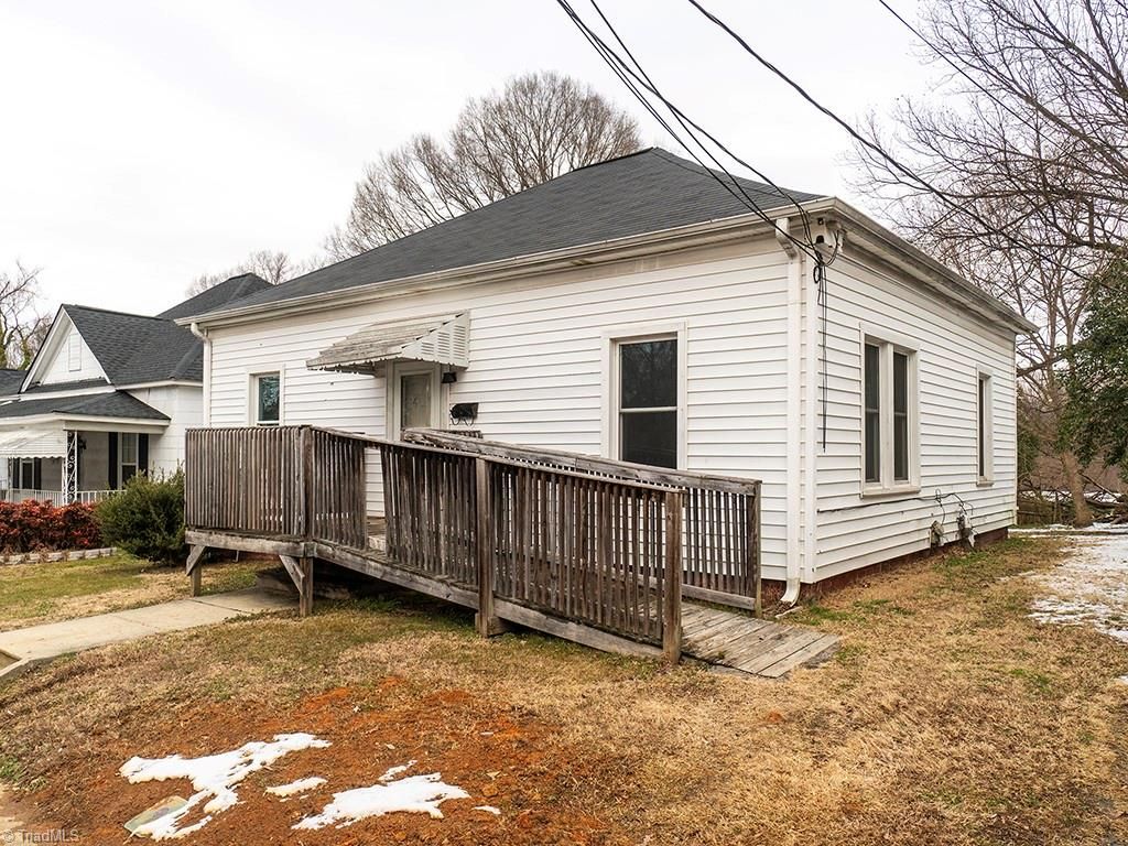 Photo of 608 Oak Street, Burlington, NC 27215 (MLS # 1208429)