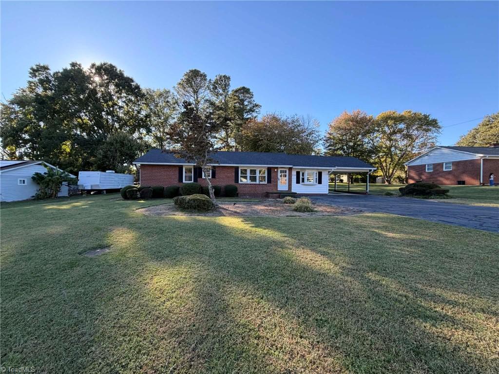 Photo of 938 Brownwood Drive, Winston-Salem, NC 27105 (MLS # 1240087)