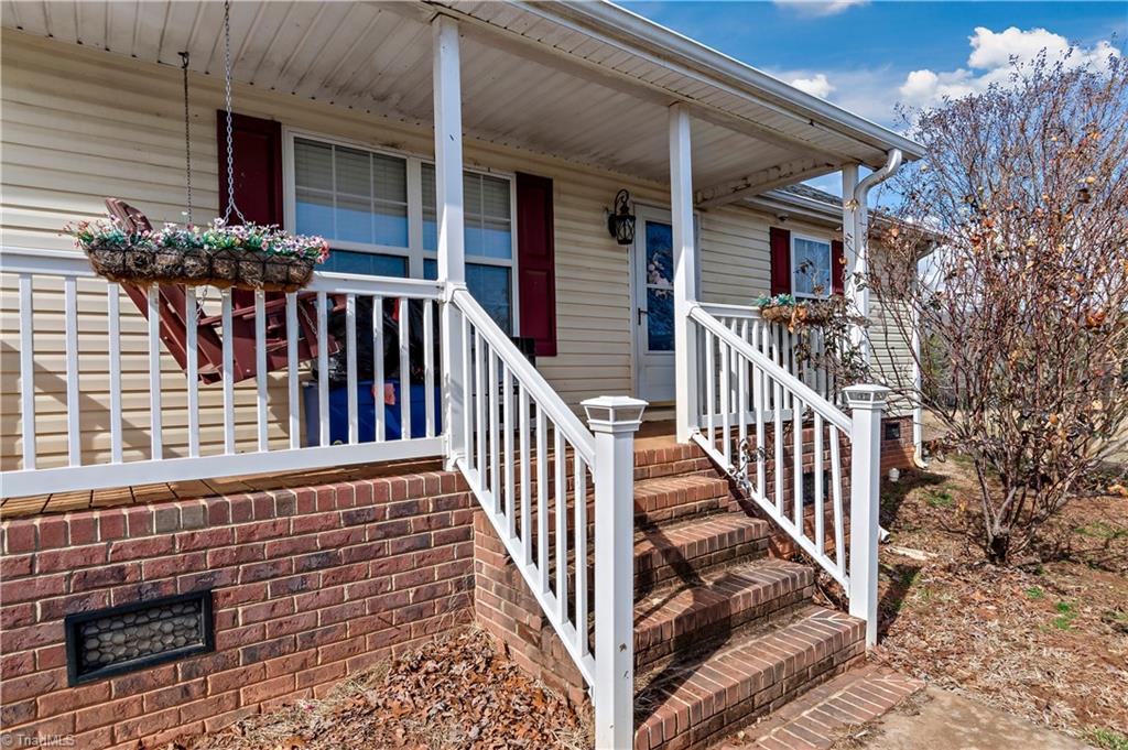 472 Oak Hollow Drive, Thurmond, North Carolina image 4