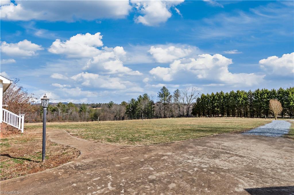 472 Oak Hollow Drive, Thurmond, North Carolina image 5