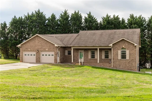 198 Amber Lane, photo 2 of 44