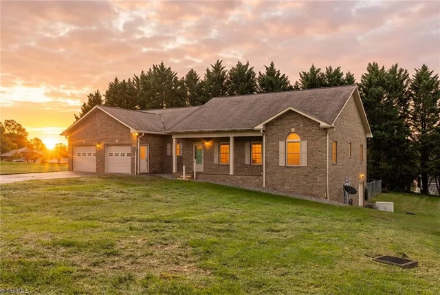198 Amber Lane, photo 4 of 44