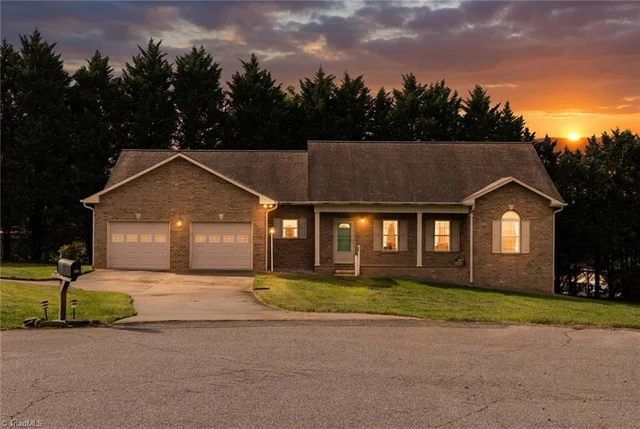 198 Amber Lane, photo 3 of 44