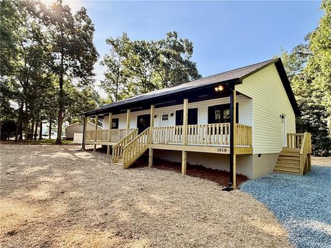 Homes For Sale - 1010 High Rock Shores Drive<br/> Davidson County, Lexington, NC 27292