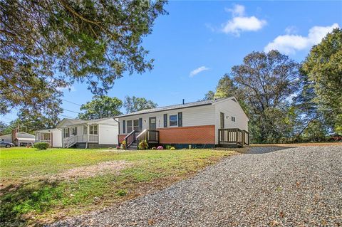 Homes For Sale - 621 North Street<br/> Eden, NC 27288