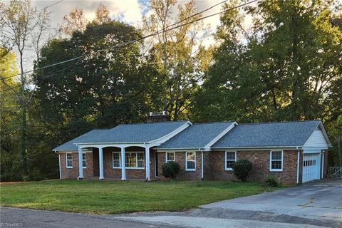 Homes For Sale - 246 Merry Hills Drive<br/> Davidson County, High Point, NC 27262