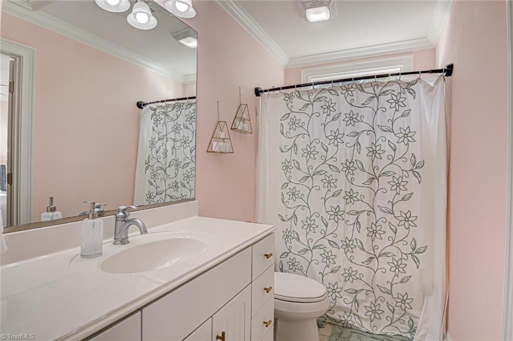 Winston-Salem, North Carolina 27104, United States, 5 Bedrooms Bedrooms, ,5 BathroomsBathrooms,Residential,Pending,92678