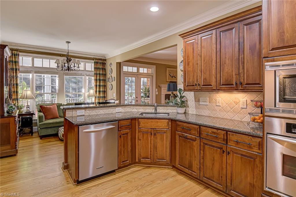 Winston-Salem, North Carolina 27104, United States, 5 Bedrooms Bedrooms, ,5 BathroomsBathrooms,Residential,Pending,92678