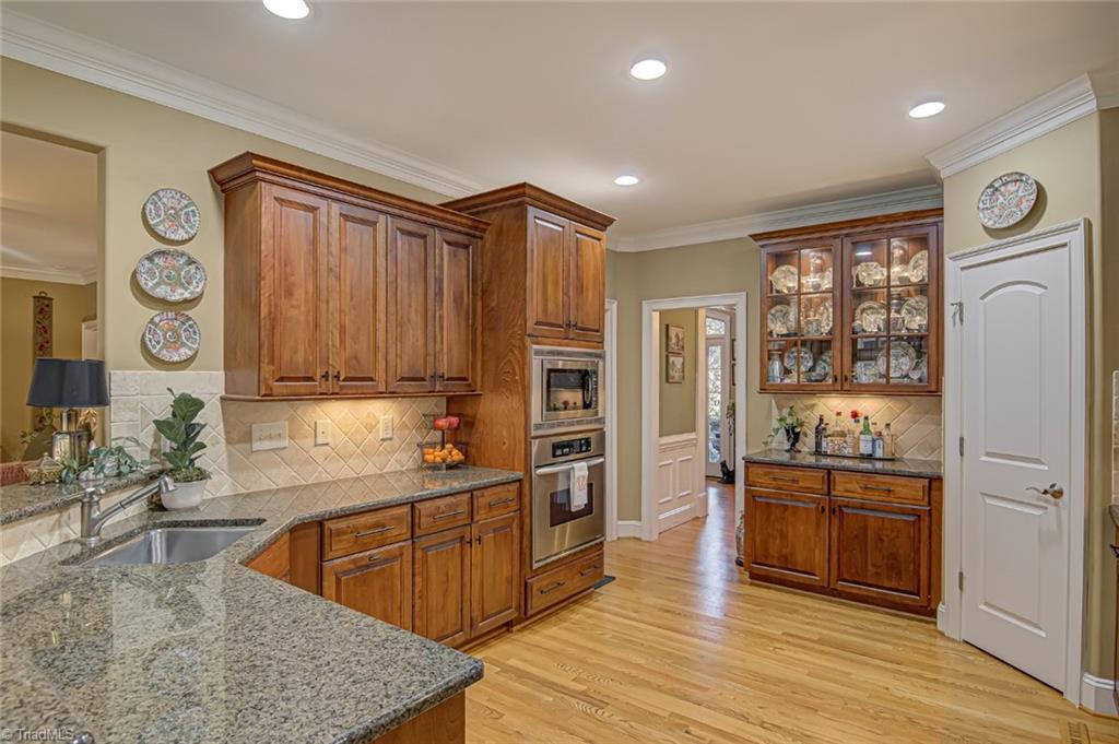 Winston-Salem, North Carolina 27104, United States, 5 Bedrooms Bedrooms, ,5 BathroomsBathrooms,Residential,Pending,92678