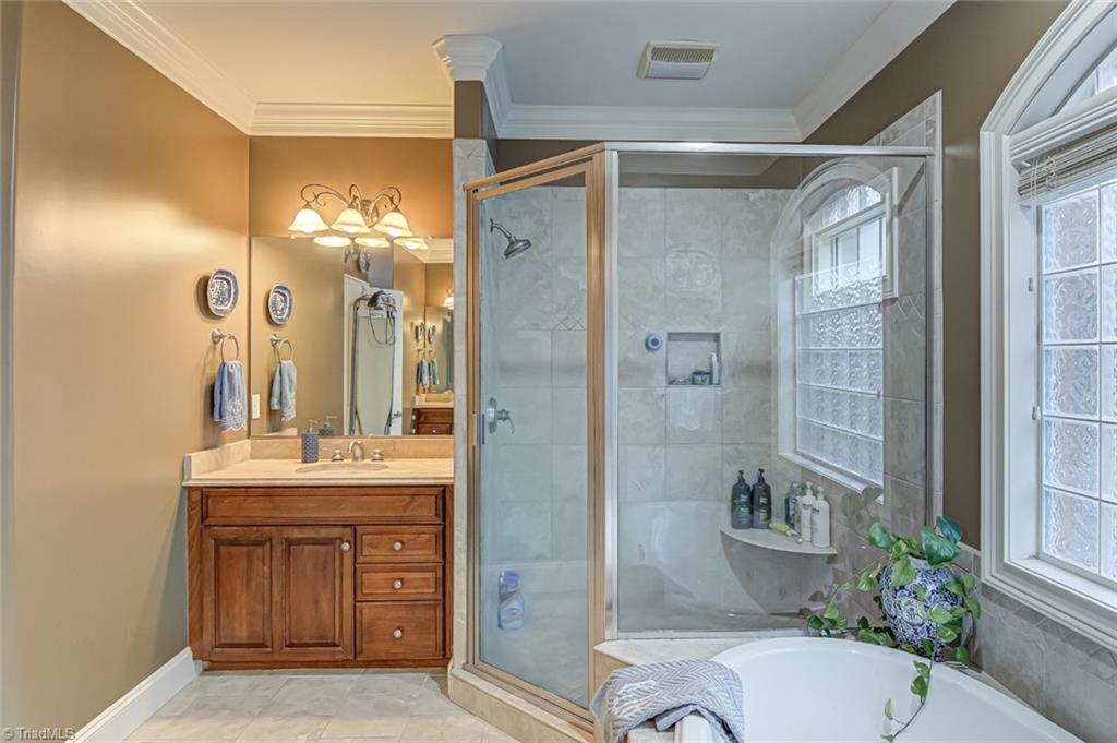 Winston-Salem, North Carolina 27104, United States, 5 Bedrooms Bedrooms, ,5 BathroomsBathrooms,Residential,Pending,92678