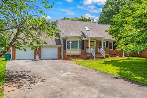 A home in Clemmons