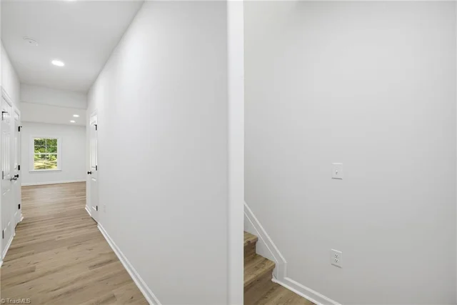 906 Twyckenham Drive, photo 4 of 29