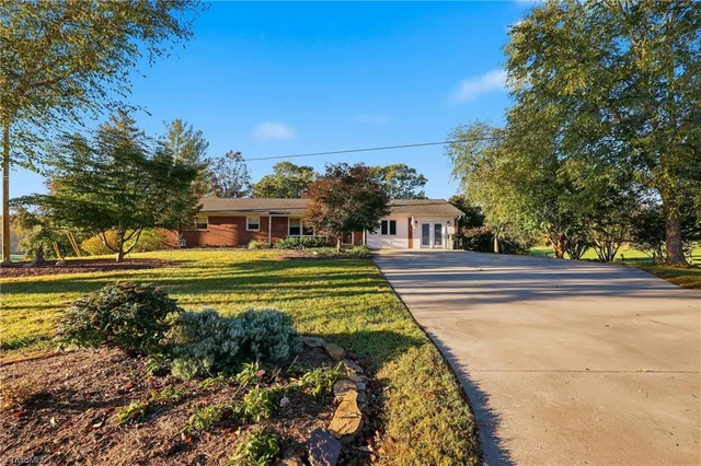 672 Welcome Home Ch Road, photo 4 of 41
