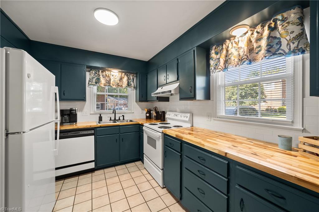 Winston-Salem, North Carolina 27103, United States, 3 Bedrooms Bedrooms, ,3 BathroomsBathrooms,Residential,Active,214658