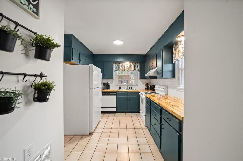 Winston-Salem, North Carolina 27103, United States, 3 Bedrooms Bedrooms, ,3 BathroomsBathrooms,Residential,Active,214658