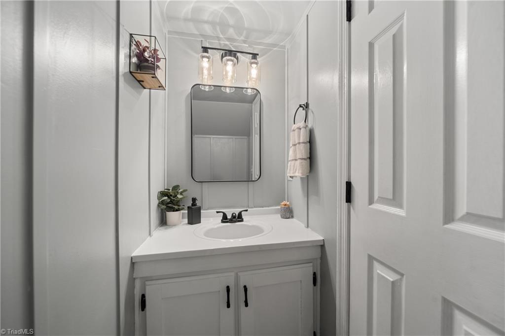 Winston-Salem, North Carolina 27103, United States, 3 Bedrooms Bedrooms, ,3 BathroomsBathrooms,Residential,Active,214658