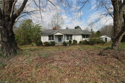 Homes For Sale - 2389 Greensboro Street Extension<br/> Lexington, NC 27295