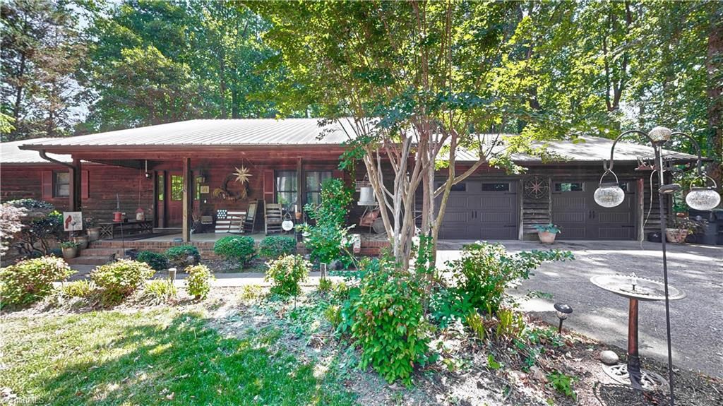 Photo of 859 Lakeview Drive, Thomasville, NC 27360 (MLS # 1218353)