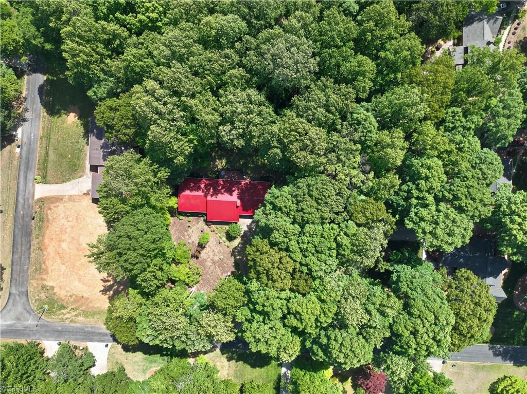 Photo of 859 Lakeview Drive, Thomasville, NC 27360 (MLS # 1218353)