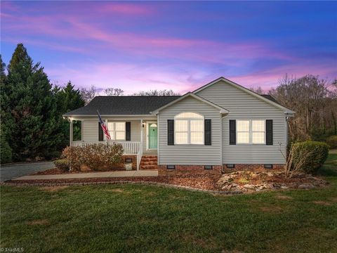 Photo of 346 Walnut Creek Lane, Asheboro, NC 27205 (MLS # 1203617)