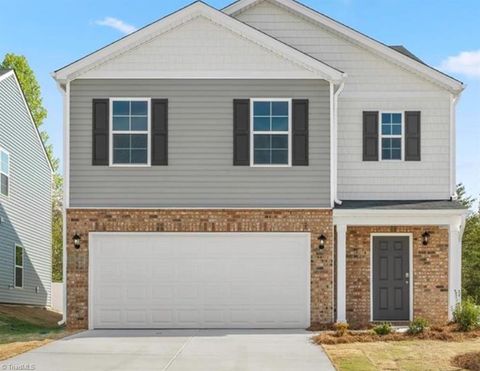 Homes For Sale - 124 Beechwood Circle<br/> Thomasville, NC 27360