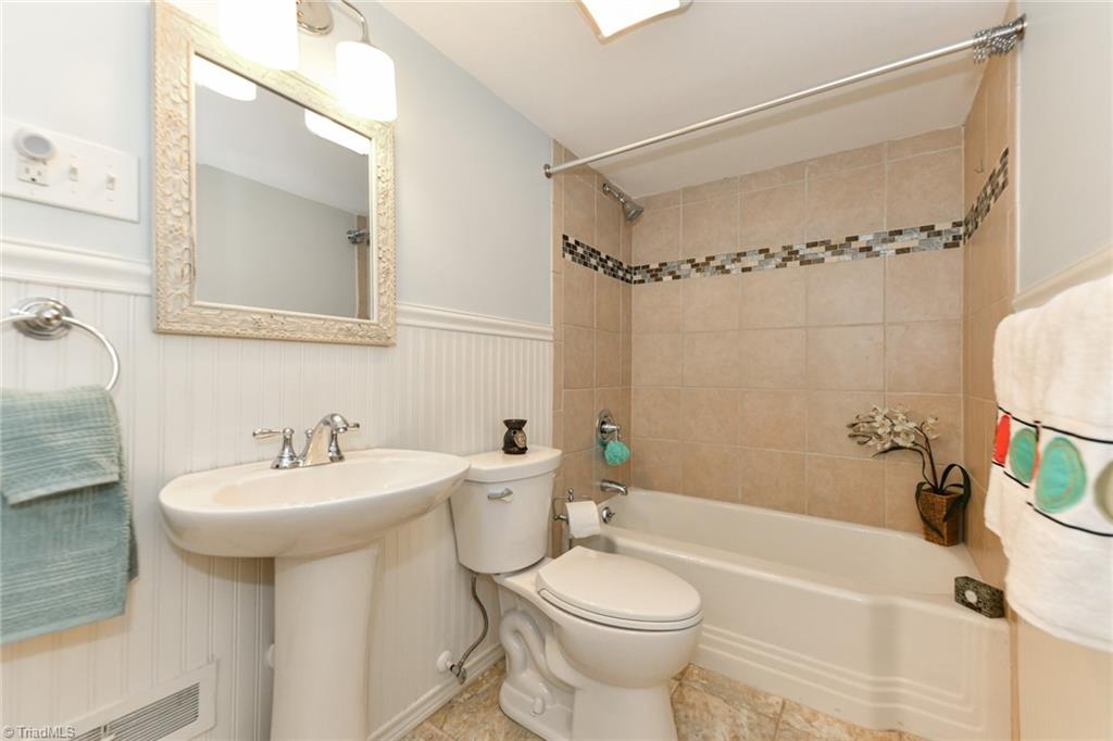 Greensboro, North Carolina 27408, United States, 4 Bedrooms Bedrooms, ,2 BathroomsBathrooms,Residential,Active,201064