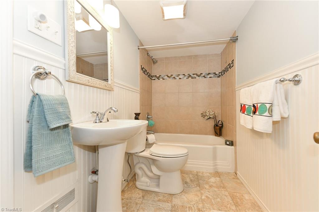 Greensboro, North Carolina 27408, United States, 4 Bedrooms Bedrooms, ,2 BathroomsBathrooms,Residential,Active,201064