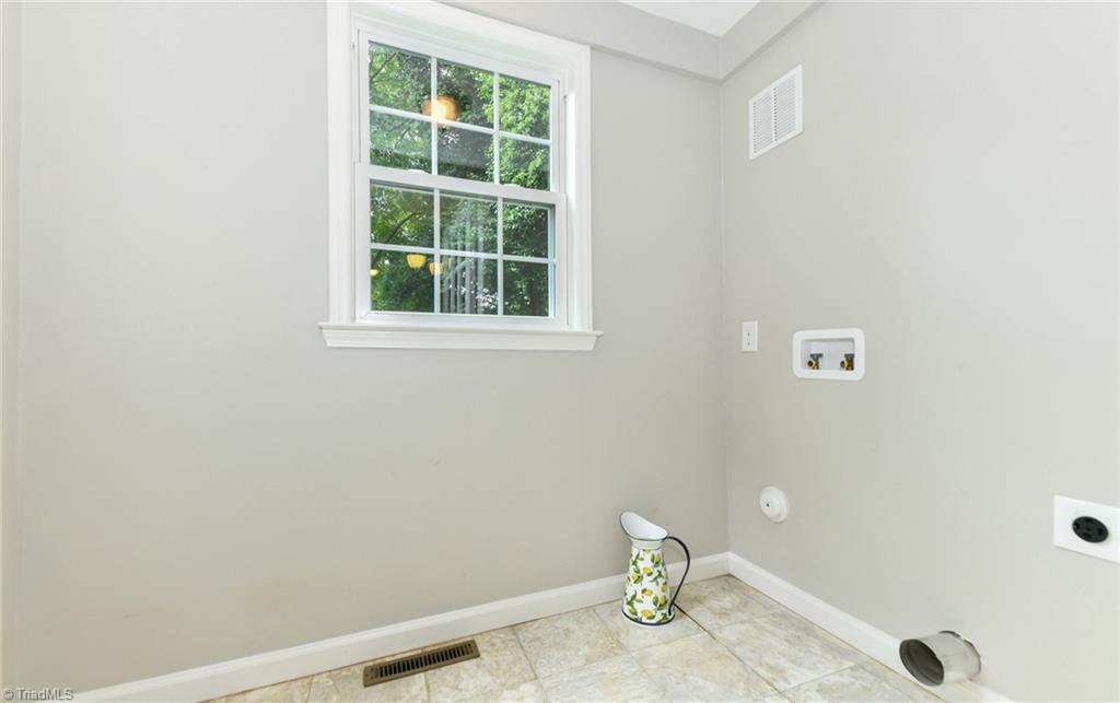 Greensboro, North Carolina 27408, United States, 4 Bedrooms Bedrooms, ,2 BathroomsBathrooms,Residential,Active,201064