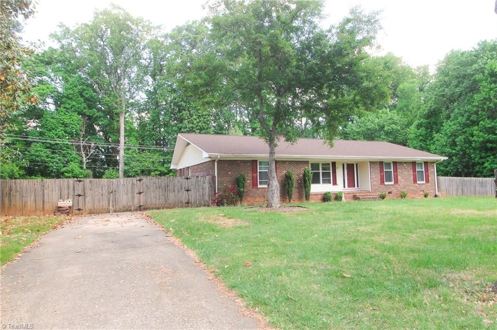 Photo of 8012 Tam Oshanter Drive, Greensboro, NC 27409 (MLS # 1218116)