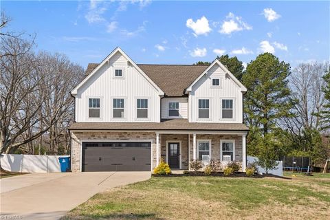 Homes For Sale - 109 Sherwood Court<br/> Davie County, Advance, NC 27006