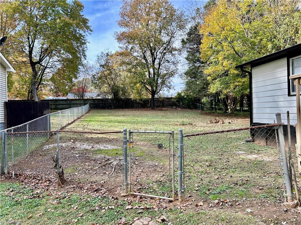 Greensboro, North Carolina 27405, United States, 3 Bedrooms Bedrooms, ,2 BathroomsBathrooms,Residential,Active,239385