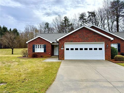 Townhouse For Sale - 152 Wyndham Court<br/> High Point, NC 27265
