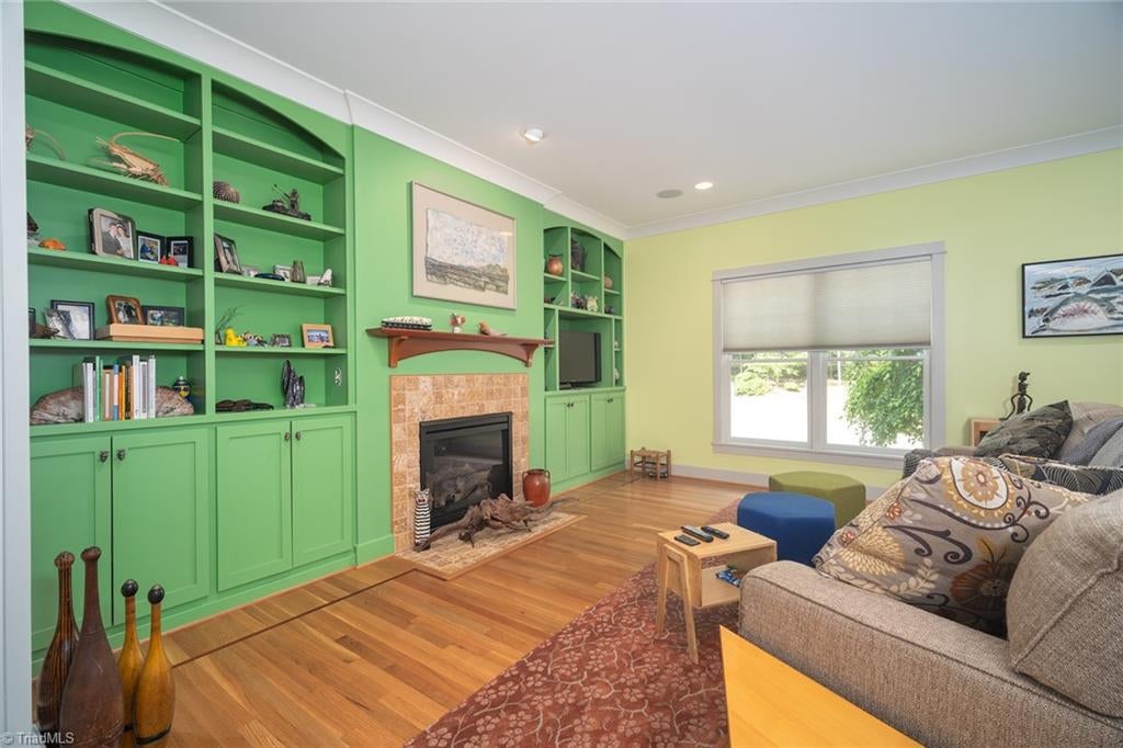 6101 Four Oaks Court
