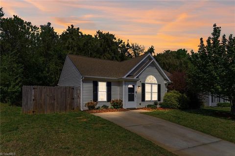 Homes For Sale - 11 Franklinwood Drive<br/> Greensboro, NC 27401