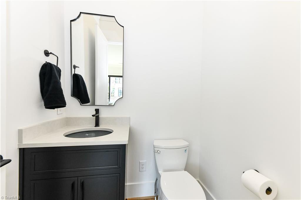 3233 W Friendly Avenue, Greensboro, North Carolina image 9