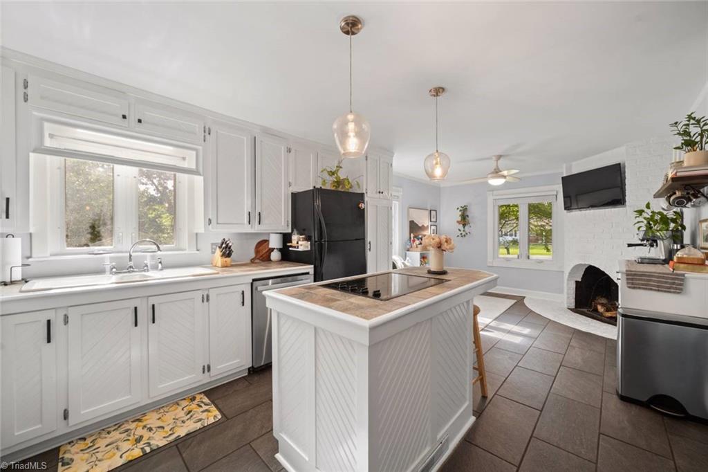 Winston-Salem, North Carolina 27104, United States, 2 Bedrooms Bedrooms, ,1 BathroomBathrooms,Residential,Pending,136720