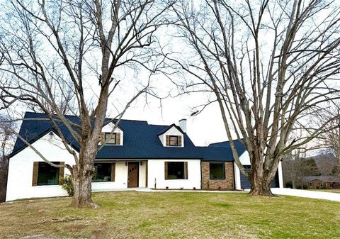 Homes For Sale - 274 W Country Club Road<br/> Moravian Falls, NC 28654