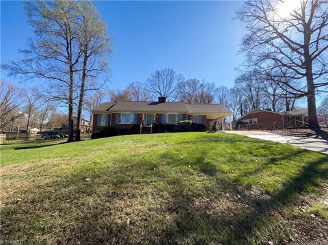 Homes For Sale - 707 Willowmoore Avenue<br/> Thomasville, NC 27360