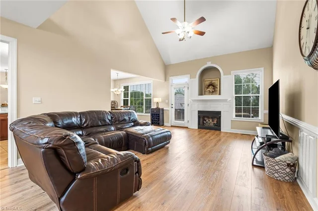 1304 Bradford Lane, photo 4 of 36