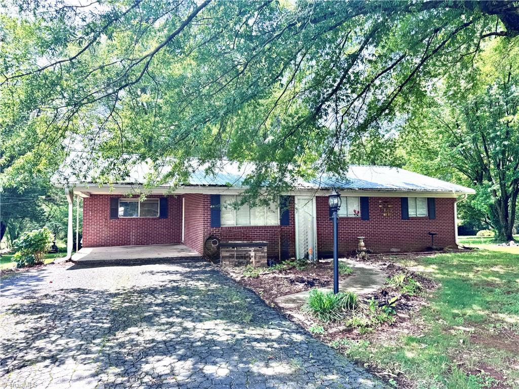 127 Forest Oaks Drive, Dobson, North Carolina image 2