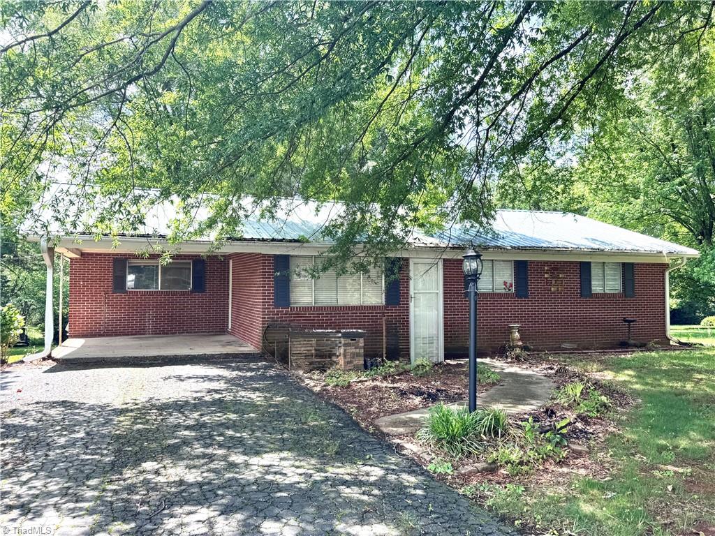 127 Forest Oaks Drive, Dobson, North Carolina image 3